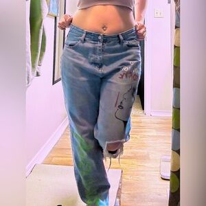 Baggy jeans with a graphic print! very cute and indie.